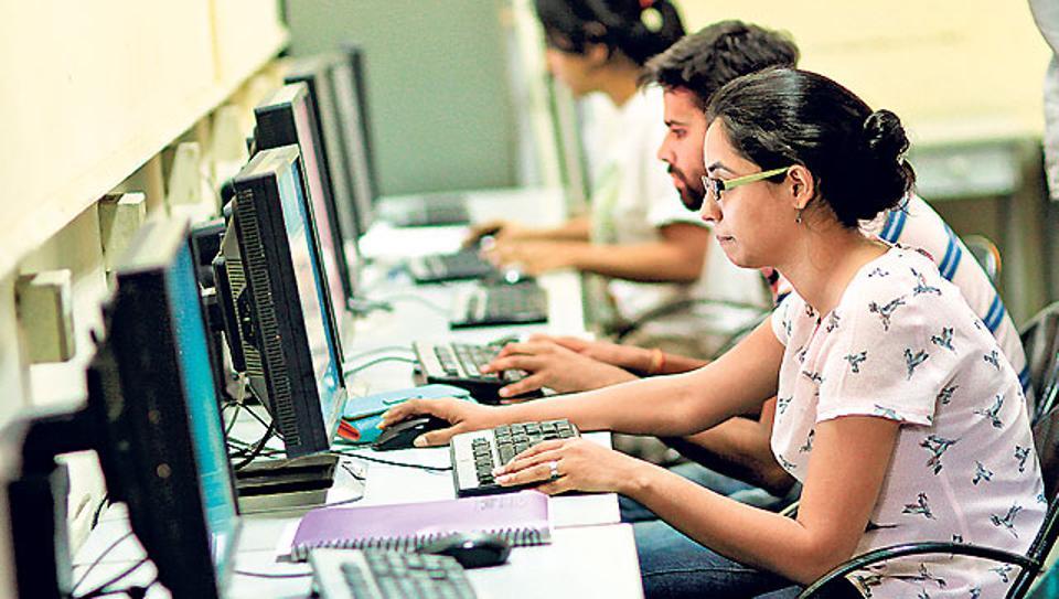 Sinh viên Đại học Delhi sẽ học cách viết trên Facebook /// Ảnh: AFP