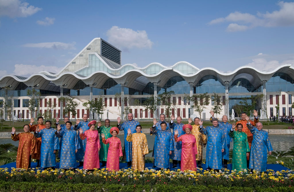 Trang phục cho các nguyên thủ dự APEC 2006 tổ chức tại VN là áo dài ///  Ảnh: Việt Dũng