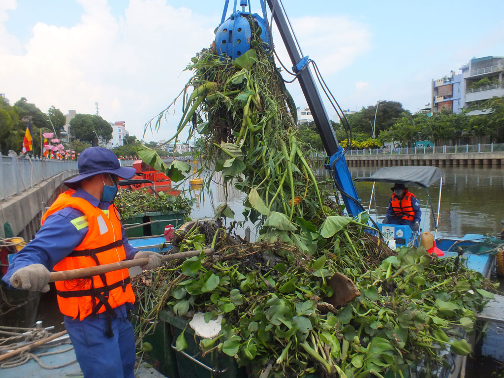 Thầm lặng nghề vớt rác, vớt cả xác và cứu người trên kênh
