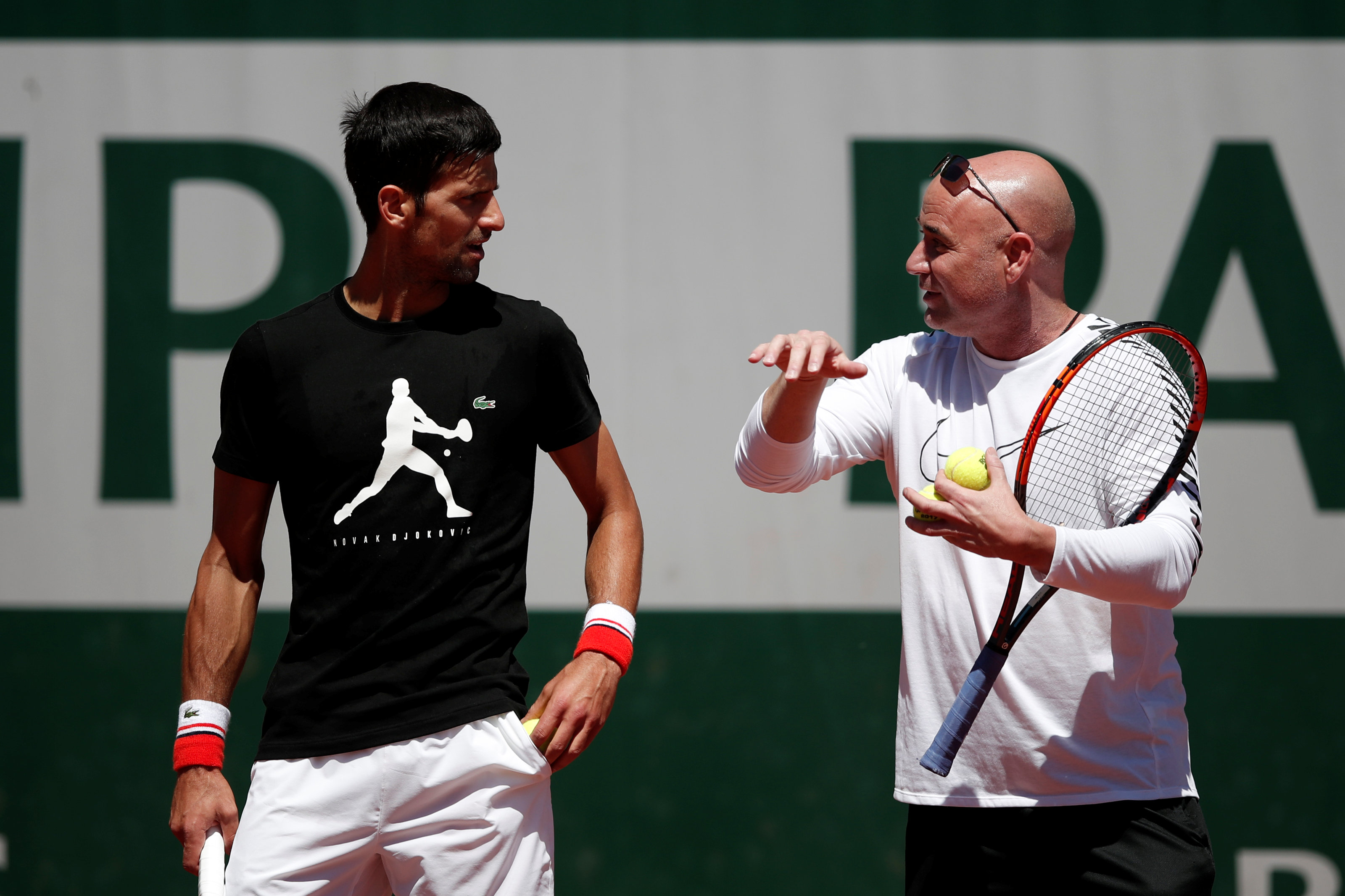 Djokovic trong buổi tập với HLV Agassi /// Reuters