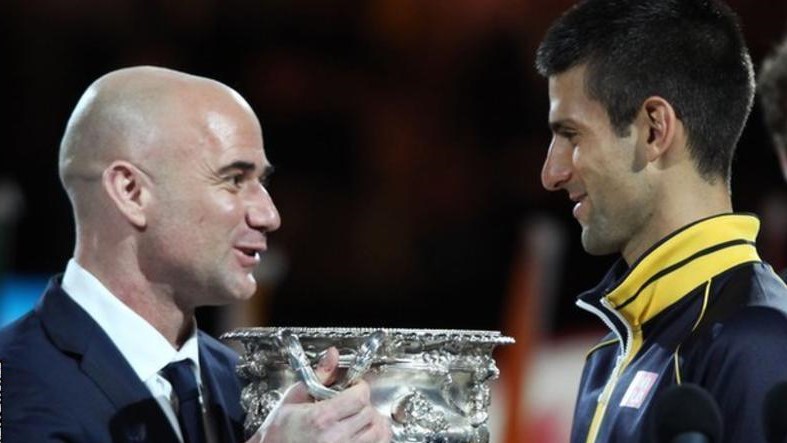 Djokovic (phải) chọn huyền thoại Agassi (trái) huấn luyện như là một 'liệu pháp sốc' để lấy lại phong độ đỉnh cao /// AFP