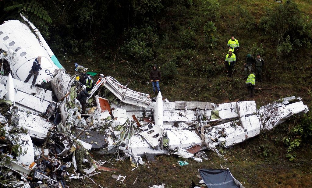Mảnh vỡ của chiếc máy bay chở thành viên một câu lạc bộ bóng đá của Brazil rơi ở miền trung Colombia hồi tháng 11.2016 /// Reuters