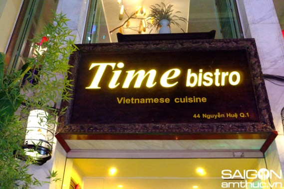 Tọa lạc ở số 44 Nguyễn Huệ (Q1), không gian của Time Bistro cố gìn giữ trọn vẹn hơi thở của Sài Gòn những năm 60, đồng thời lưu giữ dư vị đã mất của ẩm thực Sài Gòn xưa