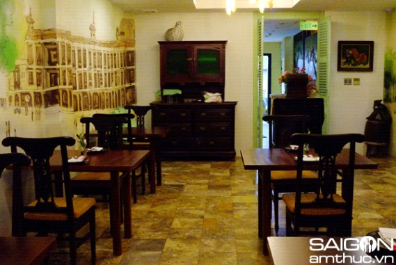 Không gian ở đây đơn giản, tinh tế và đậm chất cổ điển từ góc đường Catinat đến khu chợ Bến Thành nhộn nhịp
