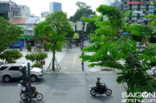 Từ đây thực khách có thể phóng tầm nhìn xuống toàn cảnh giao lộ Nguyễn Huệ - Mạc Thị Bưởi – Huỳnh Thúc Kháng – Nguyễn Thiệp (vòng xoay Quả cầu – Đồng hồ cũ)