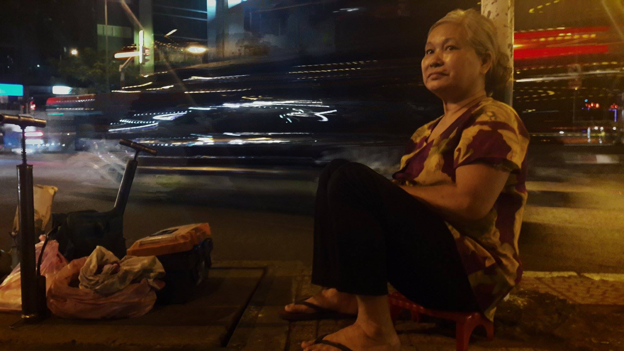 Mỗi tối, bà Anh lại đem đồ nghề sửa xe ra góc Nam Kỳ Khởi Nghĩa - Hàm Nghi sửa xe để nuôi cháu /// ẢNH: AN HUY
