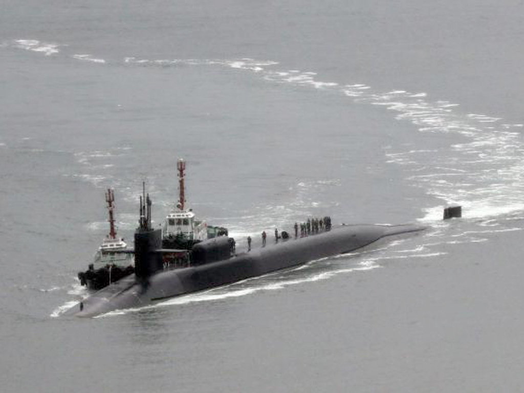 Tàu ngầm USS Michigan đang tiến vào cảng Busan, Hàn Quốc ngày 25.4 /// Reuters