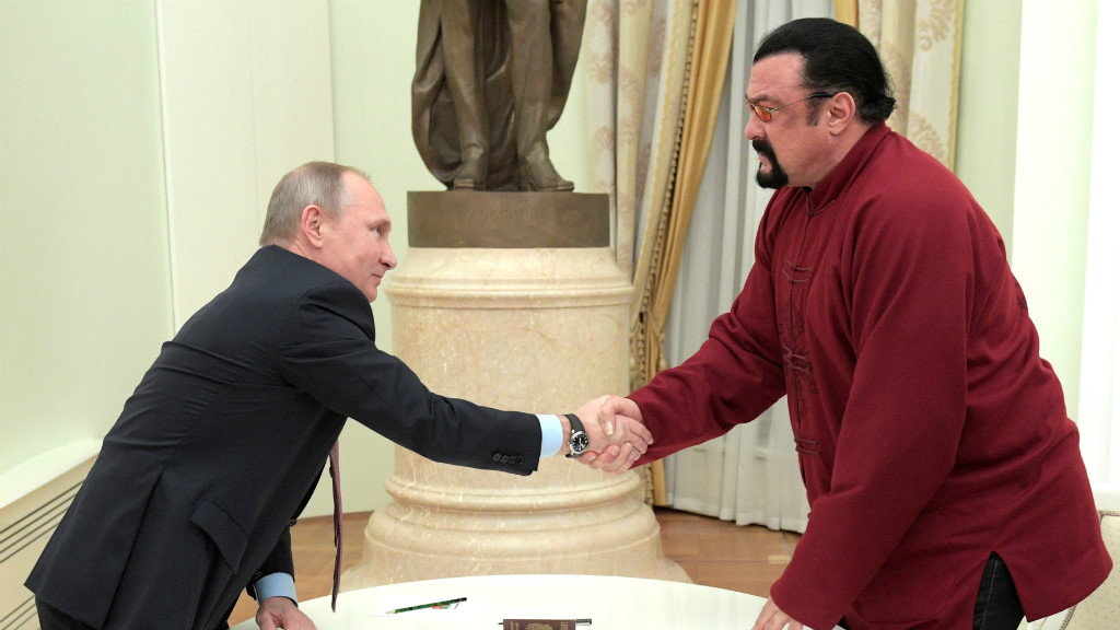 Diễn viên Steven Seagal (phải) được Tổng thống Nga Vladimir Putin cấp quốc tịch hồi năm 2016 /// Reuters