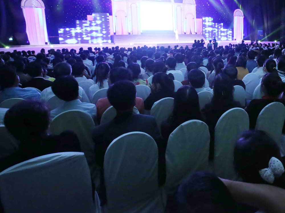 Hàng ngàn người tham dự hội thảo do một công ty bán hàng đa cấp tổ chức tại TP.HCM /// Ảnh: Đào Ngọc Thạch