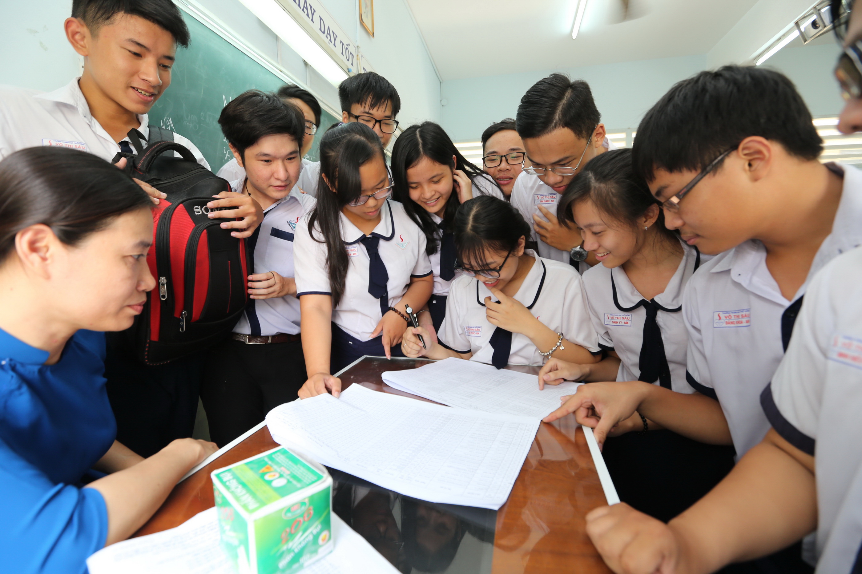 Học sinh Trường THPT Võ Thị Sáu, TP.HCM chỉnh dò hồ sơ trong ngày cuối cùng đăng ký dự thi /// Ảnh: Đào Ngọc Thạch