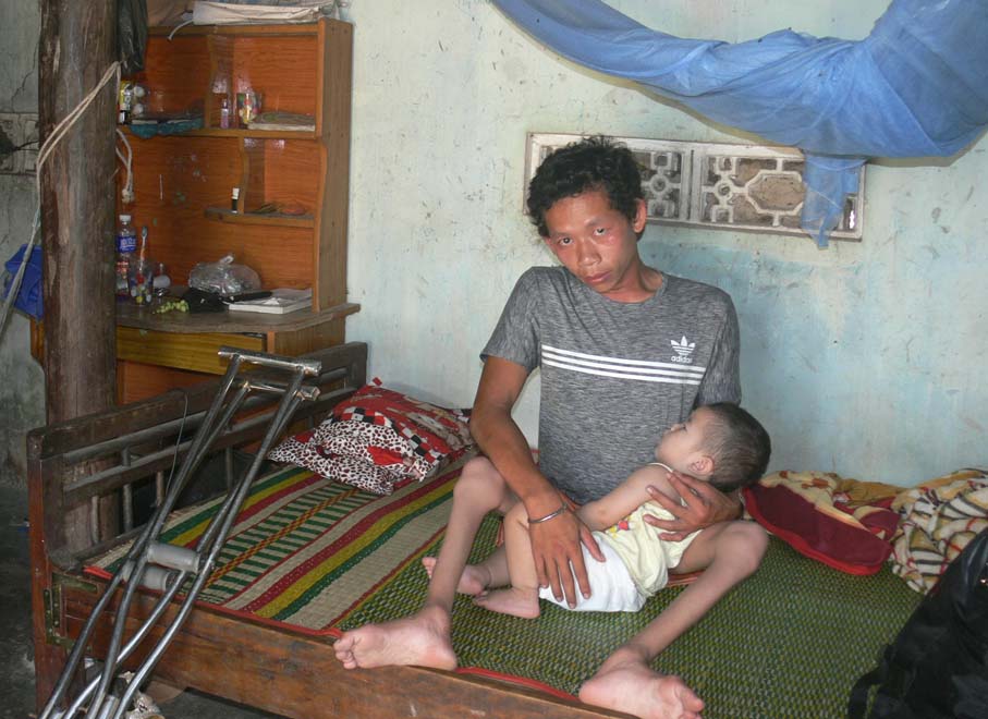 Cháu Tín được đưa về nhà vì gia đình đã hết tiền điều trị /// Ảnh: Bảo Văn