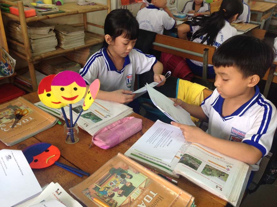 Học sinh Trường tiểu học Tân Thông (H.Củ Chi, TP.HCM) tham gia một tiết học theo mô hình trường học mới /// Ảnh: Tuyết Mai
