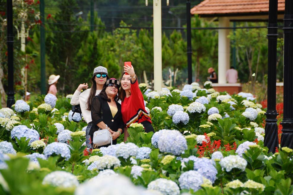 Du khách chụp hình lưu niệm ở công viên Trần Hưng Đạo (đường Trần Phú, Đà Lạt)
