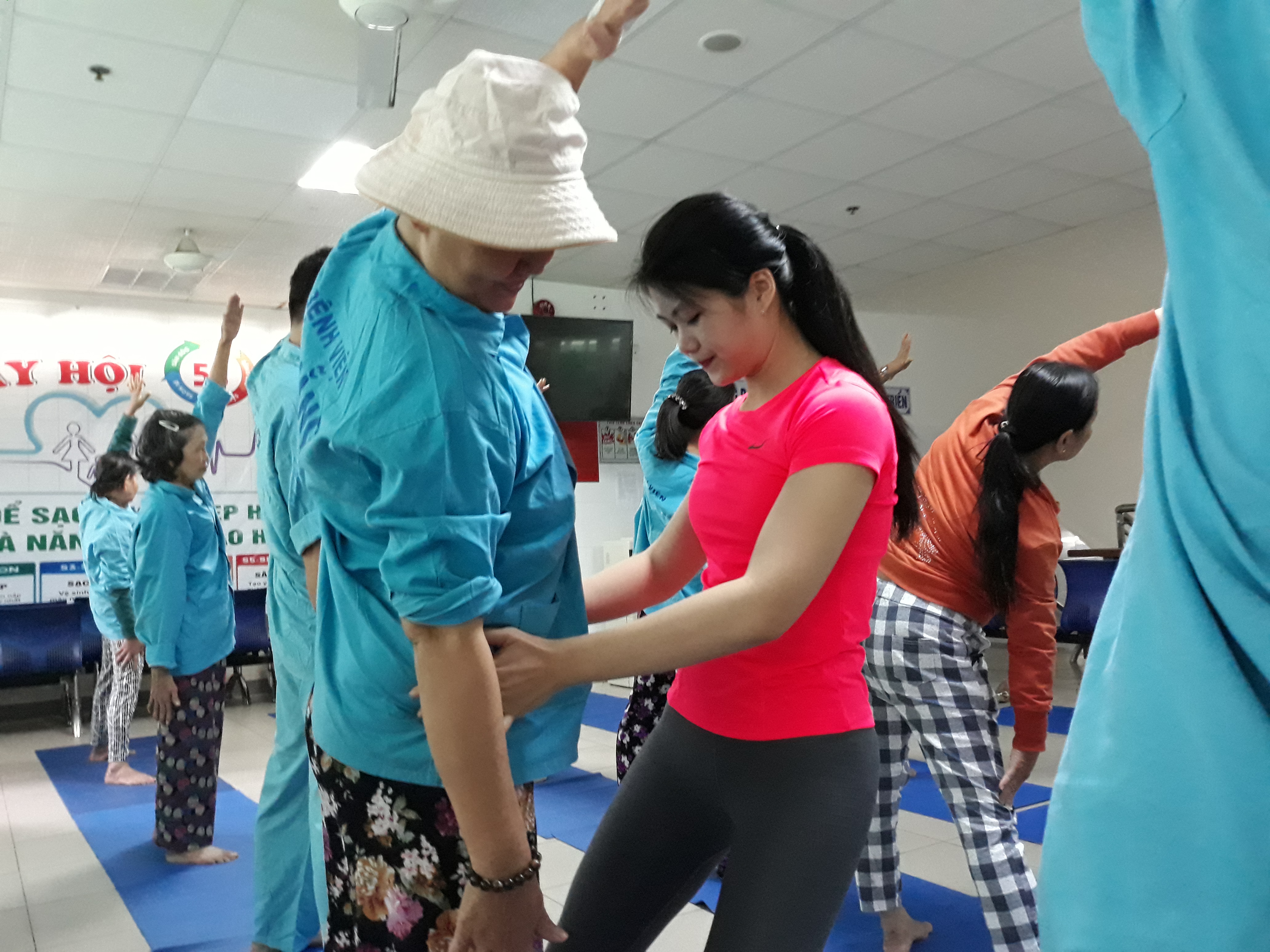 Cô gái giúp bệnh nhân ung thư tập yoga