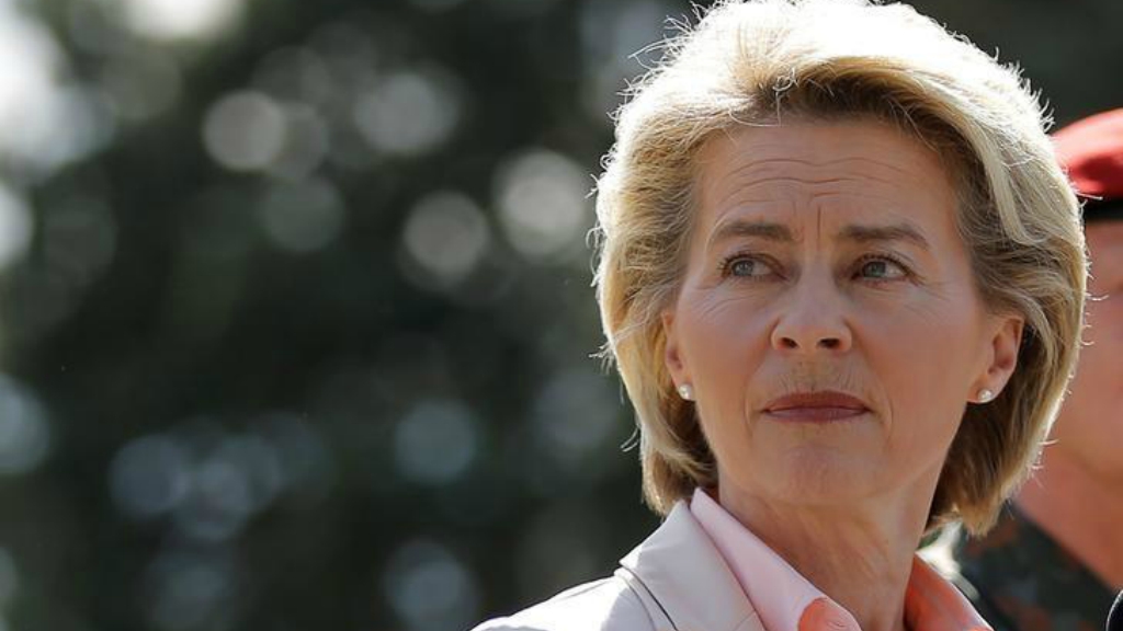 Bộ trưởng Quốc phòng Đức Ursula von der Leyen trong chuyến thăm một căn cứ quân sự /// Reuters