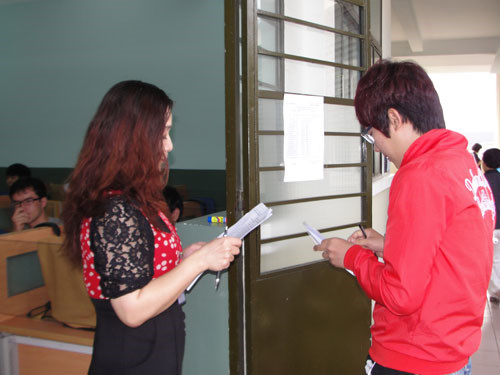 Thí sinh người nước ngoài kiểm tra trình độ tiếng Việt tại Trường ĐH Khoa học xã hội và Nhân văn TP.HCM /// Ảnh: Hà Ánh