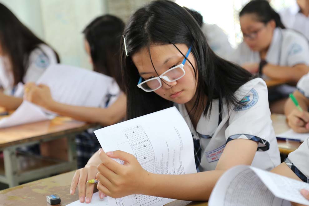 Học sinh làm bài kiểm tra môn giáo dục công dân theo dạng đề trắc nghiệm /// Ảnh: Đào Ngọc Thạch