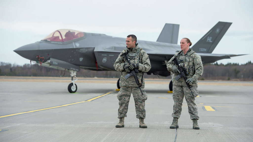 F-35A được canh gác cẩn mật sau khi đáp xuống căn cứ Amari, Estonia ngày 25.4 /// AFP