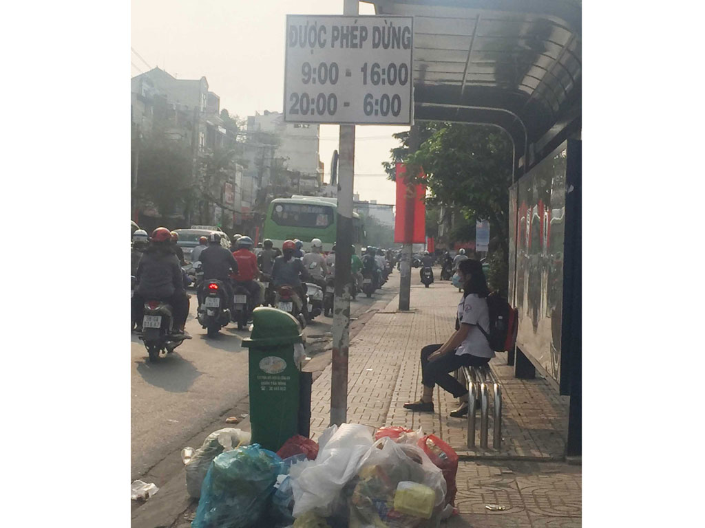 Học sinh phải đón xe ngay cạnh nơi chứa rác tại nhà chờ trước Trường THCS Trường Chinh (P.12, Q.Tân Bình) /// Ảnh: Thanh Đông