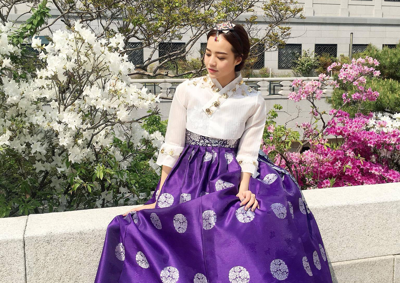 Kiều Ngân tung bộ ảnh mặc Hanbok mặc tin đồn sắp kết hôn