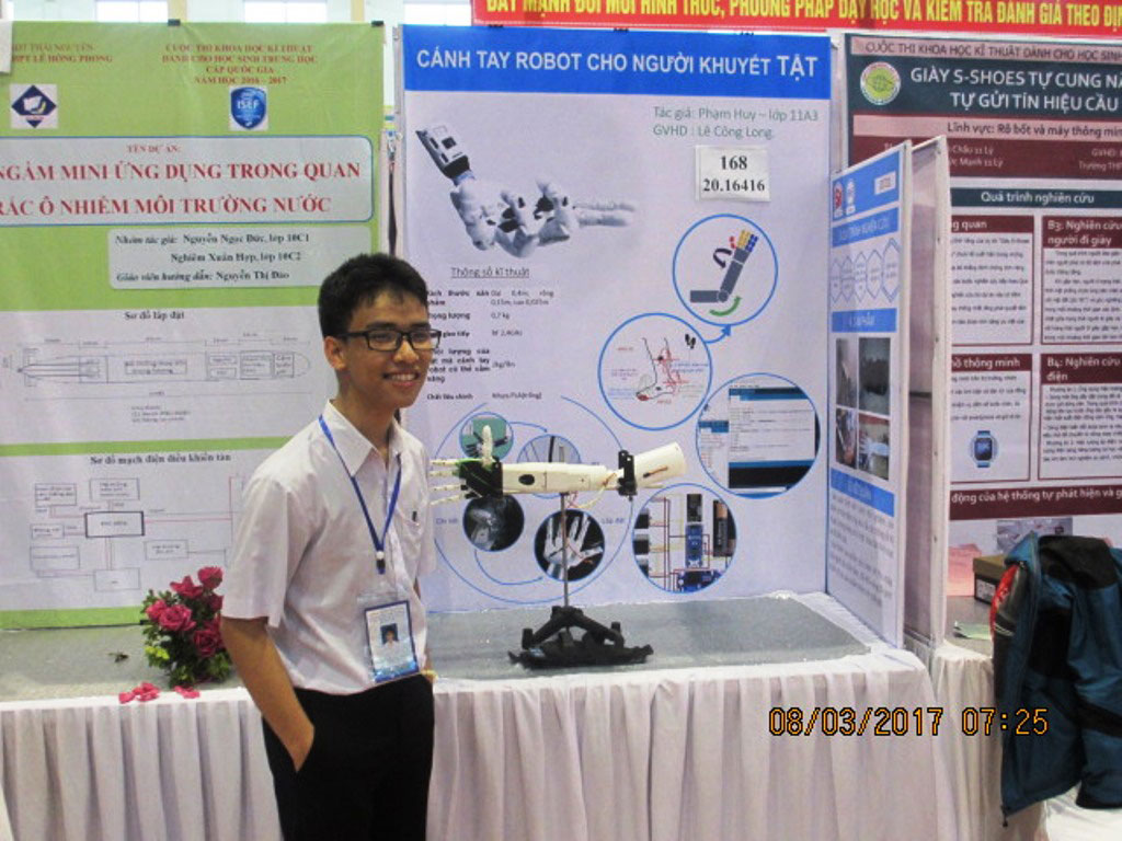 Phạm Huy và cánh tay robot /// Ảnh: Nhân vật cung cấp