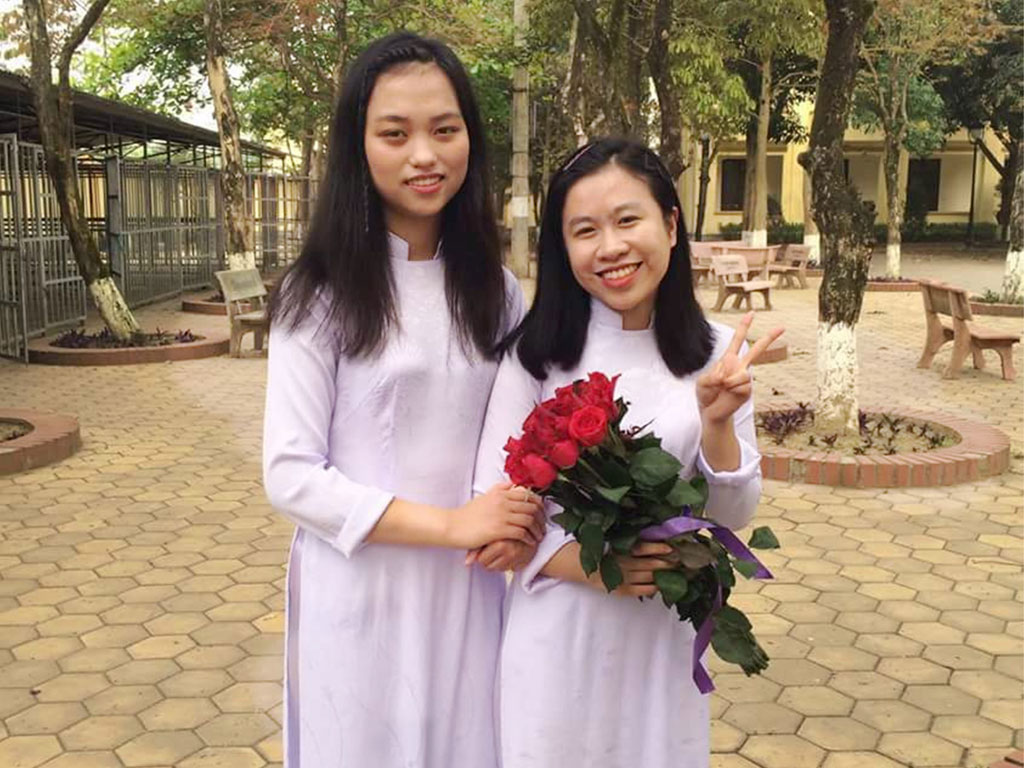 Quỳnh Trang (bên trái) và bạn học chung trường