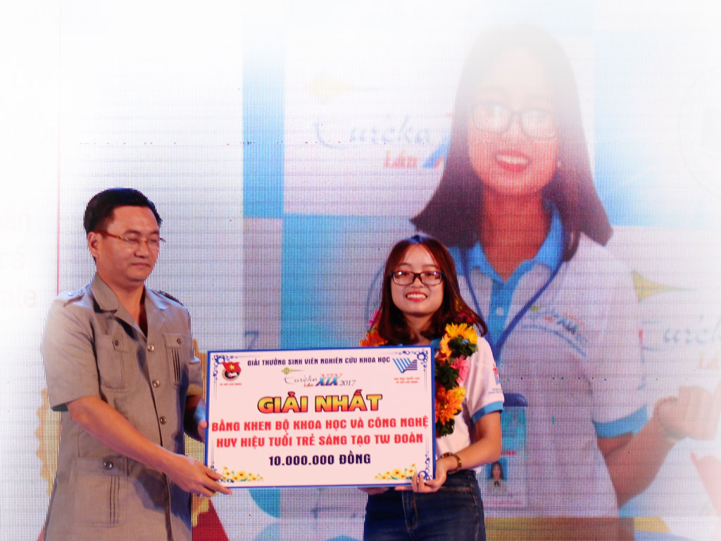 Nữ sinh sản xuất nhựa sinh học từ mỡ cá basa