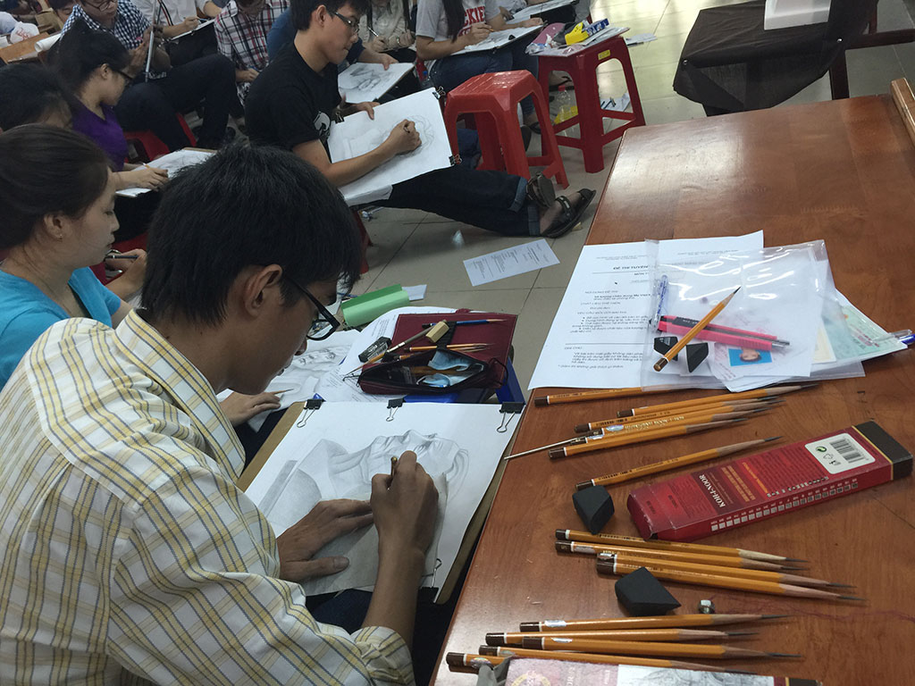 Thí sinh dự thi năng khiếu tại Trường ĐH Kiến trúc TP.HCM /// Ảnh: Hà Ánh