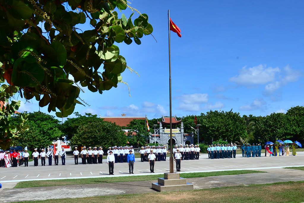 Lễ chào cờ thiêng liêng giữa biển trời trên đảo Trường Sa Lớn