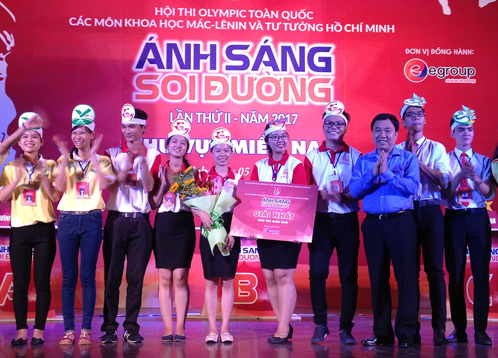 Anh Nguyễn Mạnh Dũng trao giải nhất khu vực miền Nam cho đội TP.HCM /// Ảnh: Lê Thanh