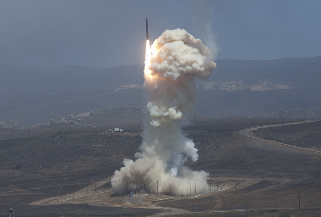 Tên lửa đánh chặn khai hỏa ở căn cứ không quân Vandenberg /// US Air Force