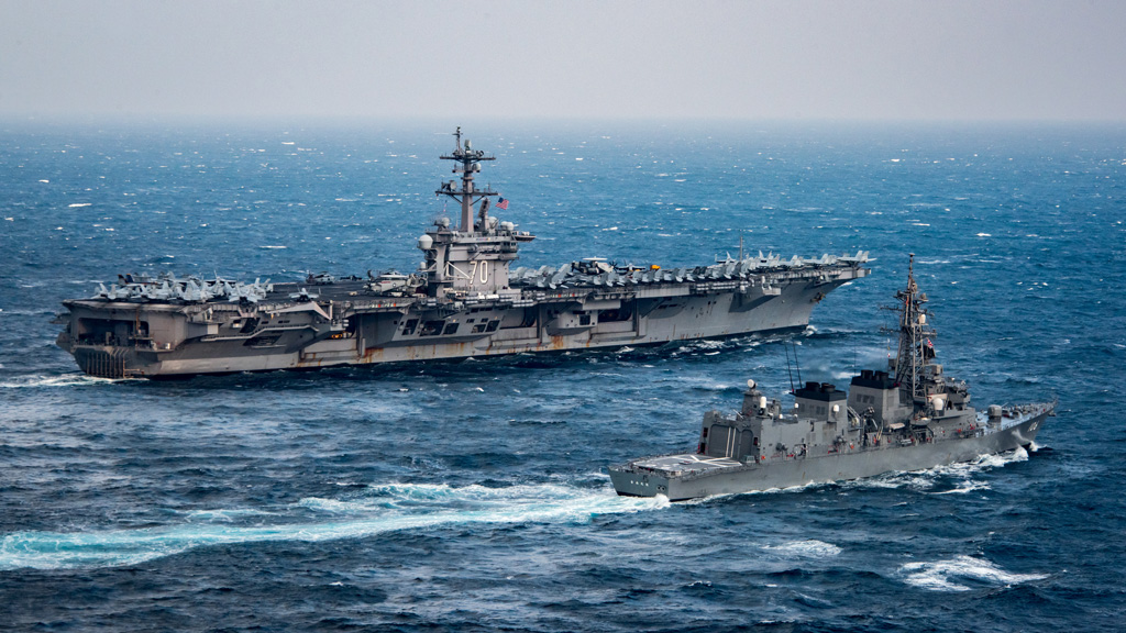 Tàu khu trục Samidare (trước) của Nhật Bản trong lần diễn tập chung với tàu sân bay Mỹ USS Carl Vinson ở biển Hoa Đông ngày 9.3.2017 /// Hải quân Mỹ