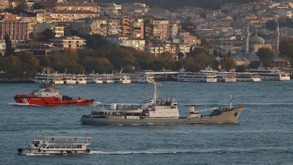 Tàu Liman trong một lần đi qua Eo Bosporus /// Reuters