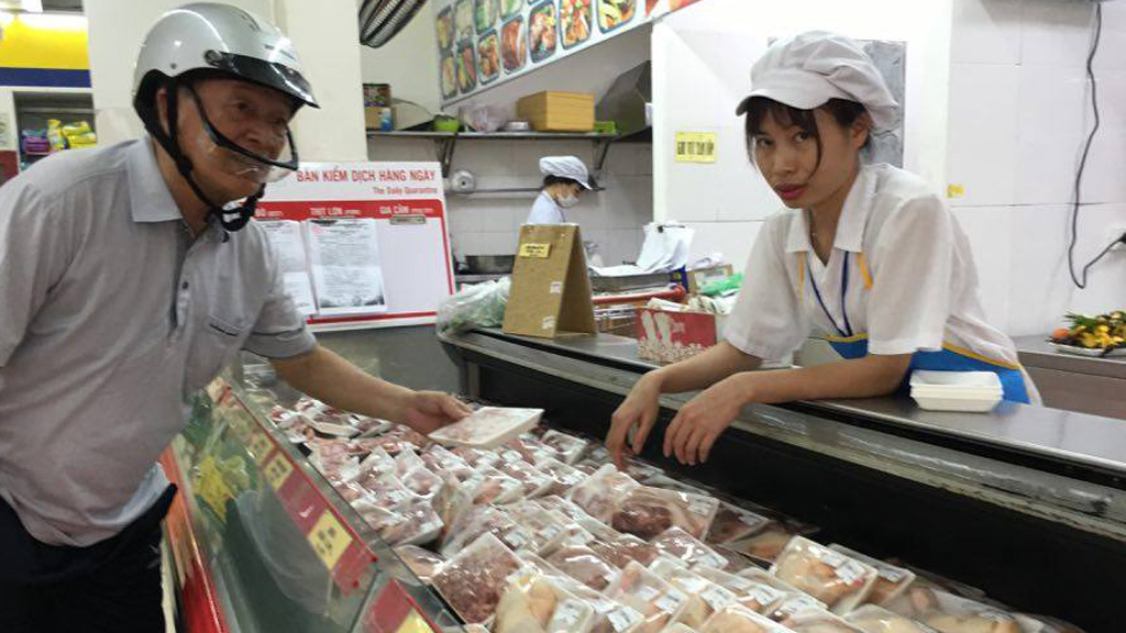 Các siêu thị tại Hà Nội bắt đầu giảm giá bán thịt lợn /// Ảnh: Hải Bình