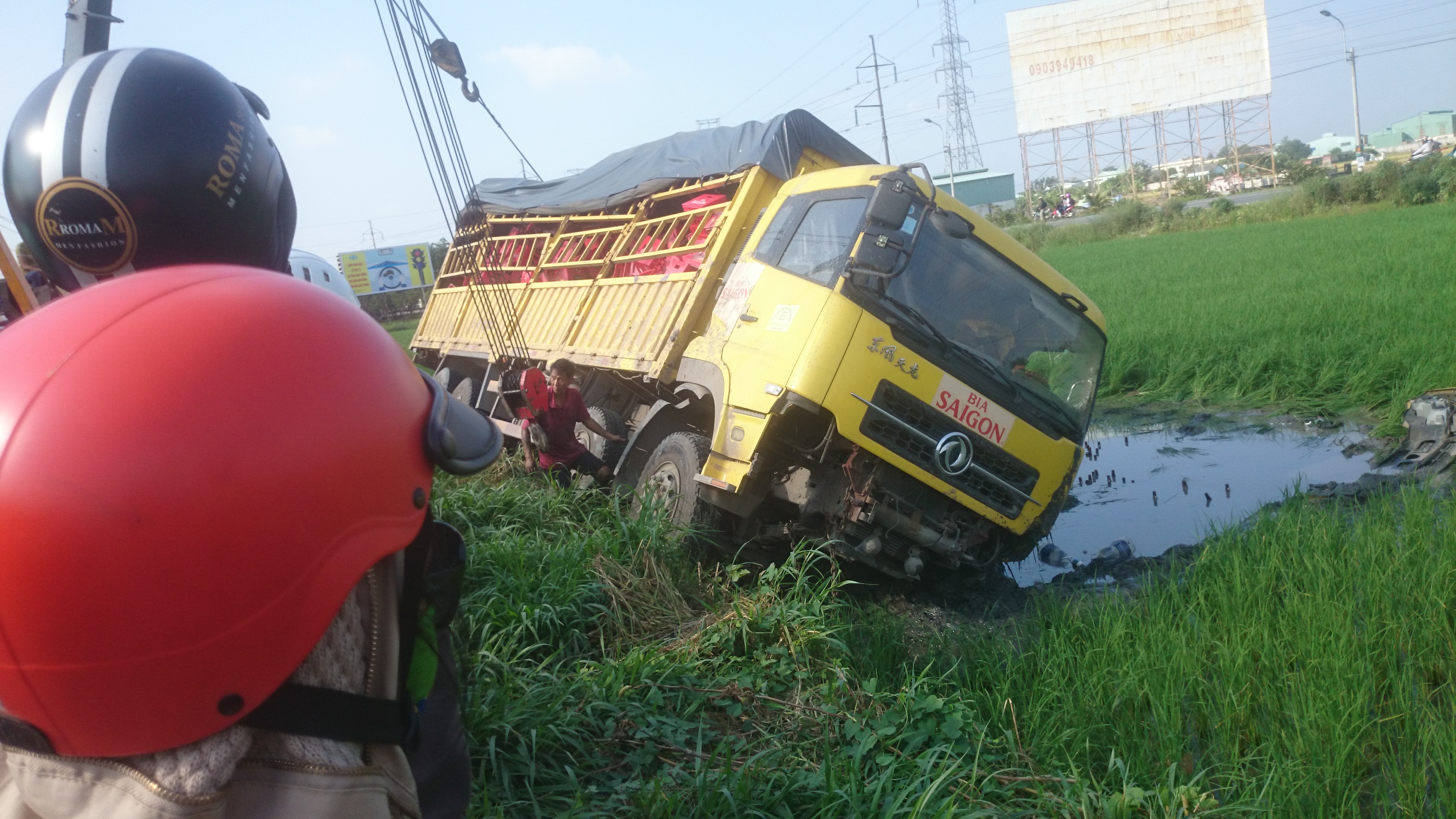 Cẩu chiếc xe chở bia khỏi vị trí bị lật /// Ảnh: Khôi Nguyên